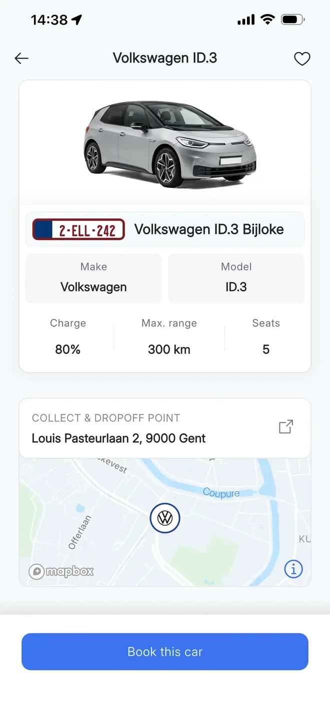 Appscherm met de wagenfiche, de laadstand en de knop om te boeken