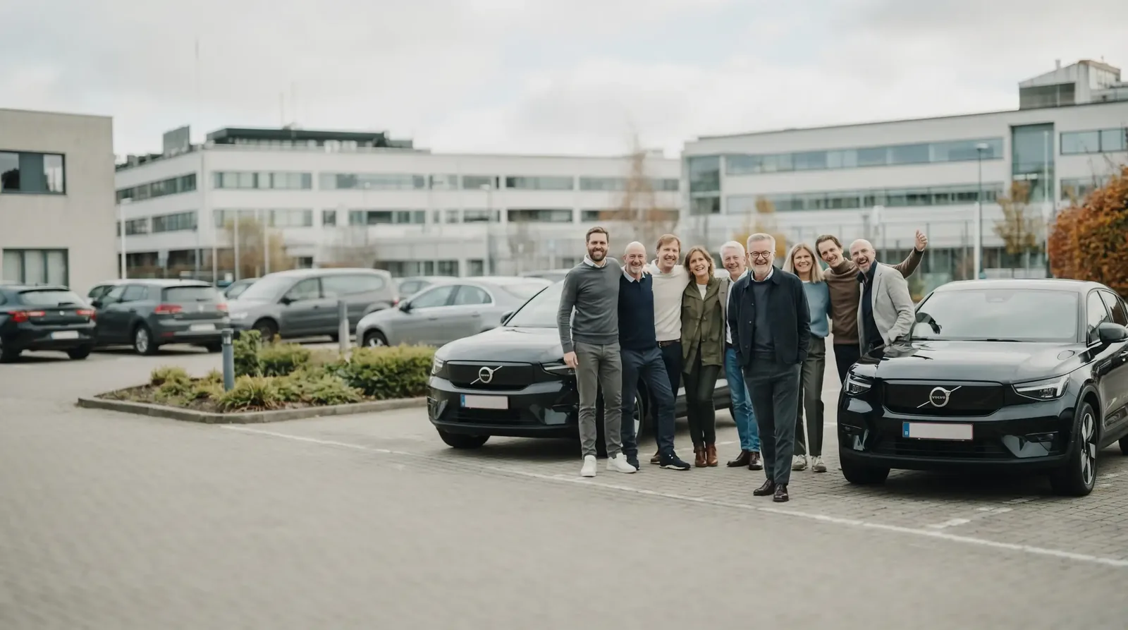 Een team bij twee gedeelde elektrische bedrijfswagens op de bedrijfsparking